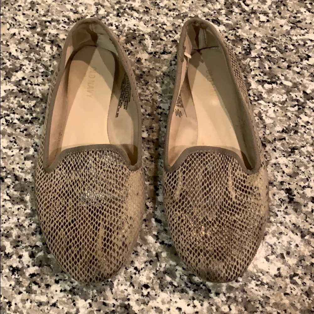 BARELY WORN OLD NAVY SNAKESKIN “FLATS”